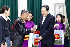 NA Chairman delivers gifts to Ha Tinh policy beneficiaries