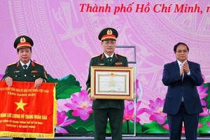 Hero of People's Armed Forces title conferred to HCMC Armed Forces