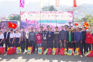 Border guards help disadvantaged residents to enjoy joyful new year