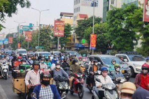 Roads get gridlocked as people flock to hometowns for Tet celebration