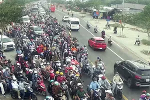 Traffic gridlocks occur in Mekong Delta as people come back to HCMC after Tet
