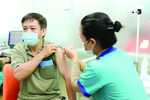 People flock to hospitals to get flu vaccine amid rise in hospitalization rates