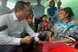HCMC Chairman extends support to bereaved families in fatal fire 