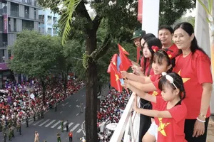 Vietnamese people join hands to build more beautiful country