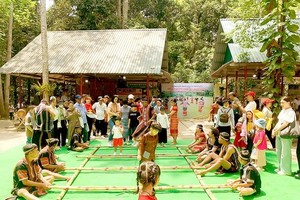 HCMC pulses with festive energy as holiday shoppers throng its vibrant streets