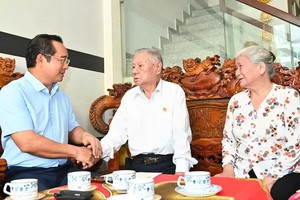 HCMC leaders drop by senior citizens honoring elderly on Vietnamese Elderly Day