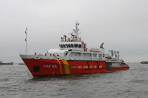 Salvage crews race to recover ship with 5,000 tons of sunken coal off Ha Tinh