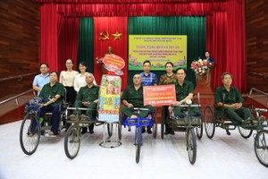 HCMC delegation visits war invalids, sick soldiers in Ninh Binh, Bac Ninh