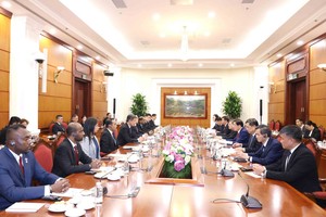 Vietnamese, Singaporean Party officials hold talks