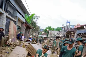 Landslide damages main road to flood-hit Nghe An hampering relief efforts