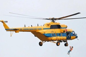 Ministry deploys aircraft to rescue 8 civilians trapped by flooding in Son La