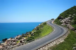 Prime Minister urges acceleration of coastal road construction