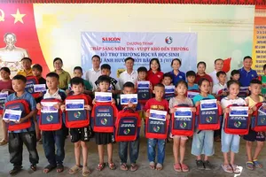 Sai Gon Giai Phong Newspaper supports students in flood-ravaged Nghe An