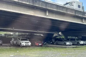HCMC cracks down on illegal under-bridge parking