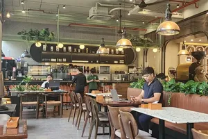 Over 50,000 food and beverage outlets shut down in Vietnam amid rising costs