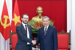 Party Chief To Lam receives British Ambassador to Vietnam