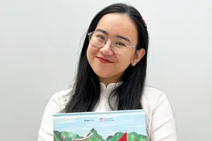 Vietnamese girl takes picture books to the world