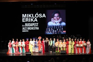 Vietnamese ao dai shines at int’l concert in Budapest