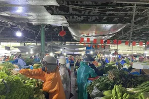 Da Nang residents crowd stores to stock up ahead of typhoon Fengshen