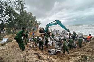  Central Vietnam mobilizes to cope with heavy rain, flooding