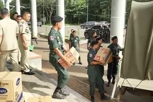 Vietnam border guard gives 6 tons of rice, essentials to Cambodian border forces