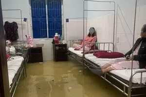 Flooding besieges Hue Central Hospital, prompting urgent patient relocation