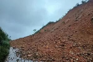 Several roads in Ha Tinh experience severe landslides