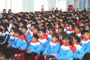 SGGP gifts warm coats to border-region students in Lam Dong