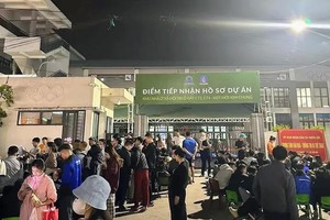 Hanoi residents wait overnight to submit social housing applications