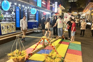 HCMC Book Street awakens its nighttime potential