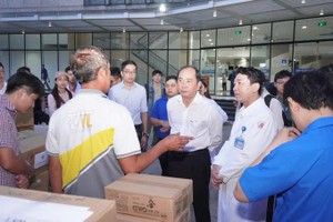 Over 100 medical staff from HCMC depart to support flood-hit Dak Lak Province