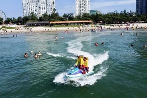 HCMC temporarily suspends sightseeing tours to areas with strong winds at sea