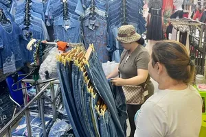 Cool weather boosts sales of winter apparel in Ho Chi Minh City