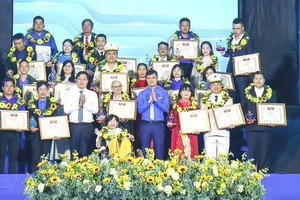 Outstanding young volunteers and innovators honored at Vietnam Youth Festival 
