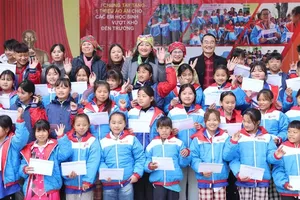 Warm coats, warm hearts: SGGP brings love to students in remote mountainous area