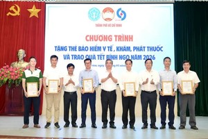 HCMC leaders join hands to support the poor with health insurance, Tet gifts