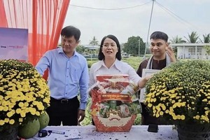 Local leaders go live to sell ornamental flowers supporting farmers ahead of Tet