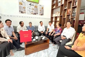 HCMC People’s Council presents gifts to policy beneficiary families in Con Dao