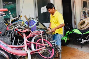 Turning old bicycles into new dreams, young teacher’s quiet act of kindness
