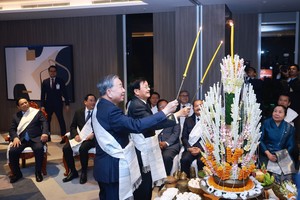 Top Lao leader hosts banquet for Vietnamese Party chief