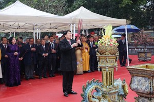 State President, OVs offer incense at Ly Thai To Monument, Ngoc Son Temple