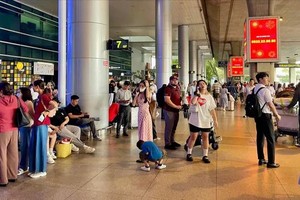 Tan Son Nhat handles record holiday rush with nearly 1,000 flights in a day