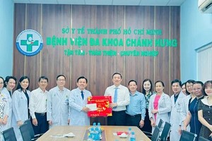 HCMC People's Council delegation extends New Year greetings to medical staff