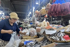 Goods flood wholesale markets in Ho Chi Minh City ahead of Lunar New Year