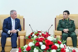 Minister of National Defence meets with US Assistant Secretary of State in Hanoi