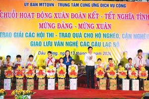 HCMC Party Committee brings warmth of solidarity spring to local communities