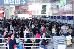 Tan Son Nhat, Noi Bai airports break passenger records after Tet holiday