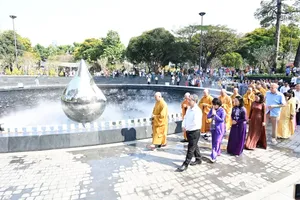 Ho Chi Minh City holds memorial at Ly Thai To Park for Covid-19 victims