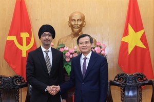 Vietnam, Singapore step up cooperation in training strategic-level officials