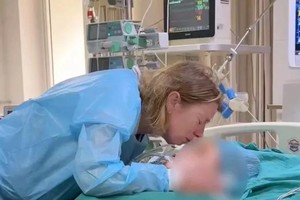 Parents of British teen dying in Vietnam decide to donate her organs